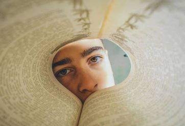 Junger Mann - fragender Blick